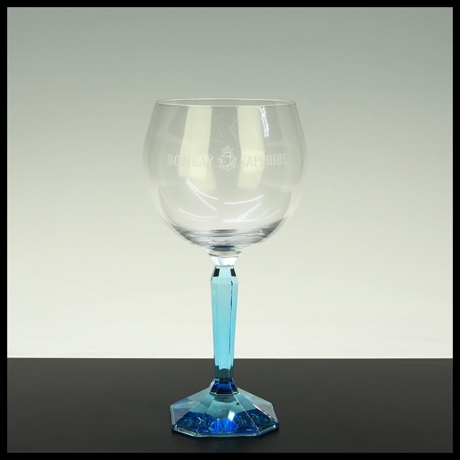 Bombay Sapphire Gin Glas mit Stiel - Trinklusiv