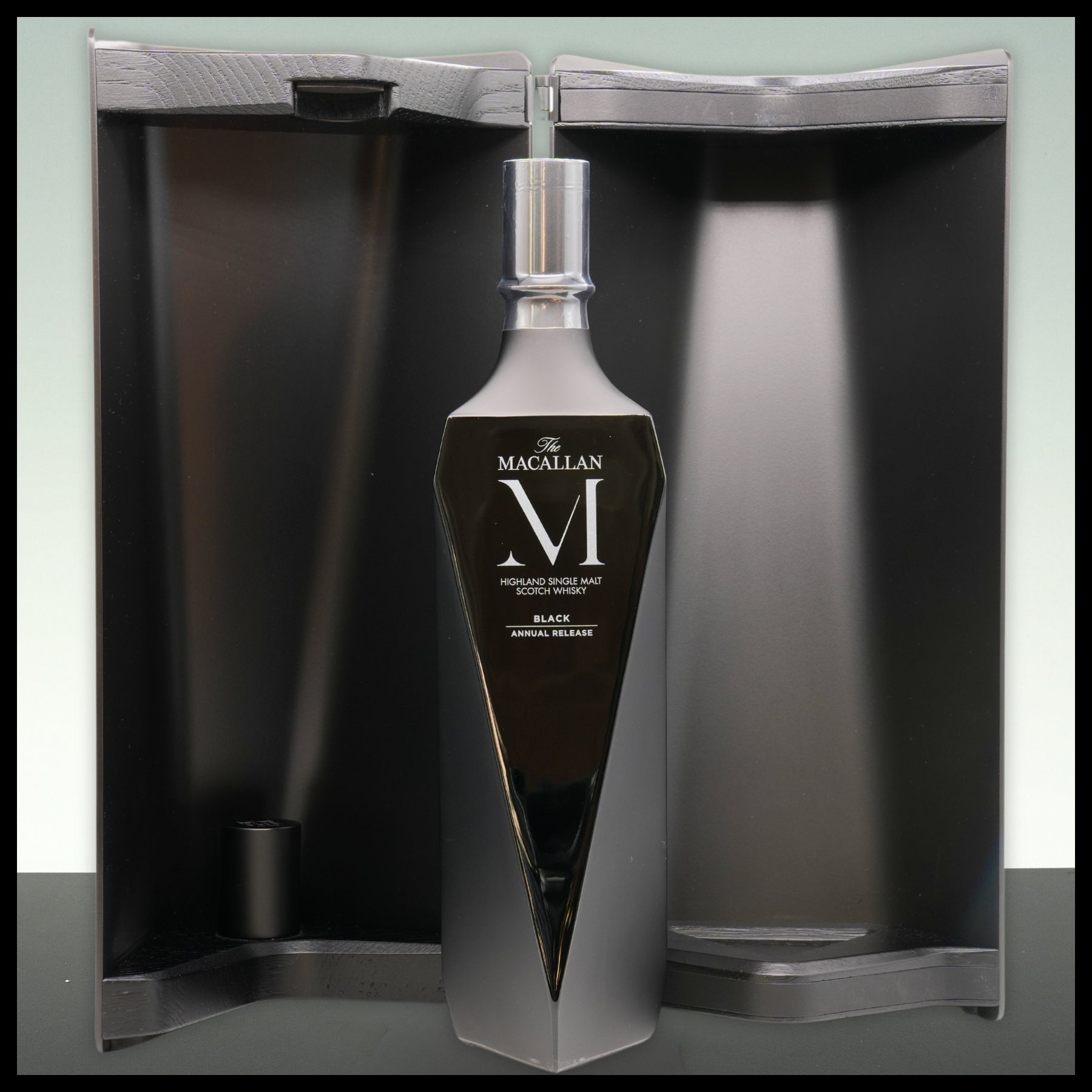 Macallan M Decanter BLACK Release 2023 0,7L - 46% Vol. - Trinklusiv