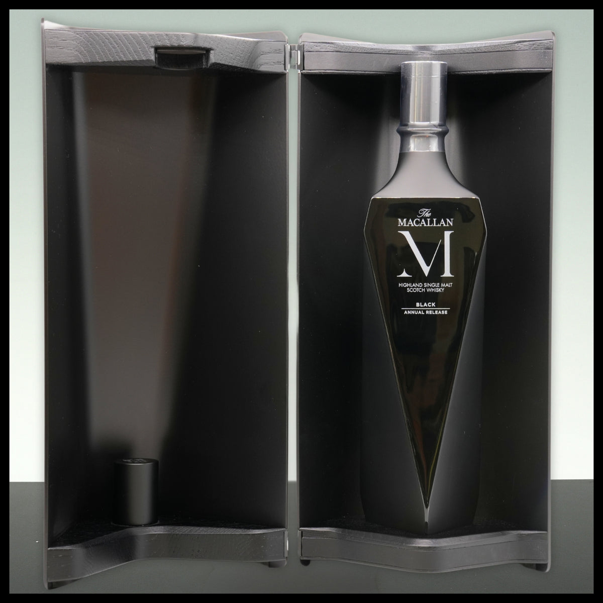 Macallan M Decanter BLACK Release 2023 0,7L - 46% Vol. - Trinklusiv